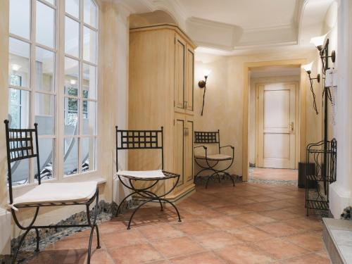 a room with chairs and a table and windows at Stiegenwirt in Palfau