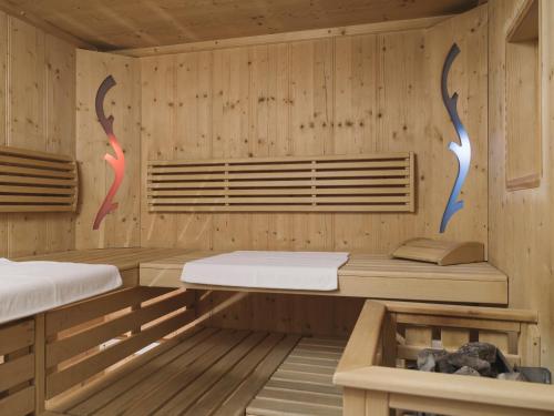 a sauna with two beds in a wooden room at Stiegenwirt in Palfau