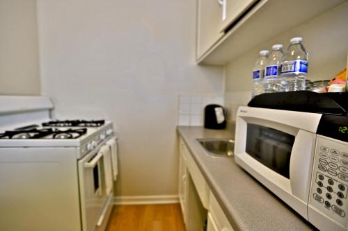 a kitchen with a microwave oven and a stove at Beach Bungalow Inn and Suites in Morro Bay