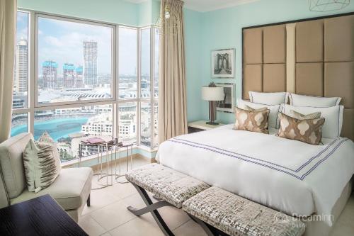 - une chambre avec un grand lit et une grande fenêtre dans l'établissement Dream Inn Apartments - Burj Residences Burj Khalifa View, à Dubaï