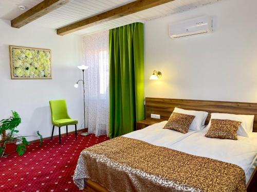 ein Hotelzimmer mit einem Bett und einem grünen Vorhang in der Unterkunft RioRo in Myrhorod