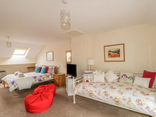 een slaapkamer met 2 bedden en een flatscreen-tv bij Castlerigg in Keswick