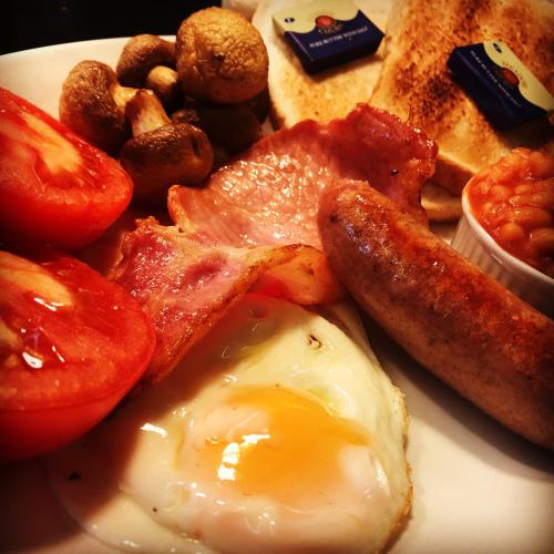 The Lion Waddesdon في وادسون: طبق من طعام الإفطار مع البيض لحم الخنزير المقدد والطماطم والخبز المحمص
