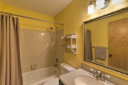 Un baño con lavabo, inodoro y ducha. en Englewood Escape Less Than 2 Miles to Blind Pass BCH, en Englewood
