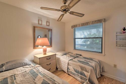 Un dormitorio con dos camas individuales y un espejo. en Englewood Escape Less Than 2 Miles to Blind Pass BCH, en Englewood