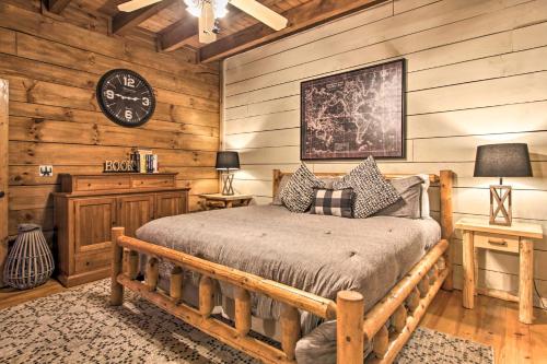 Spacious Gatlinburg Cabin with Hot Tub and Game Room! tesisinde bir odada yatak veya yataklar