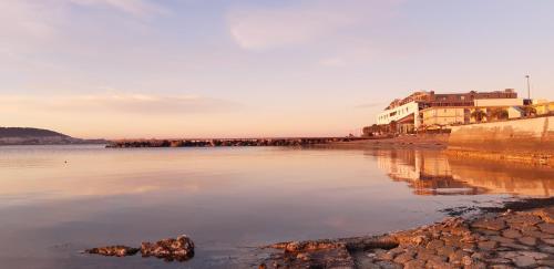Photo de la galerie de l'établissement charmant studio alcôve à balaruc les bains 2 étoiles, à Balaruc-les-Bains