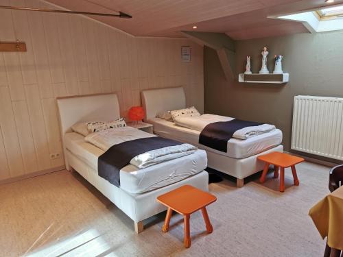 מיטה או מיטות בחדר ב-Hôtel Belair "Ravel Etape"