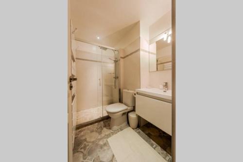 a bathroom with a toilet and a sink and a shower at EXCEPTIONNEL !!! VENEZ SEJOURNER DANS LES 3 SUITES D'UN AUTHENTIQUE ANCIEN PALACE DE LA "BELLE EPOQUE" de 1874 !!! UNIQUE !!! in Menton