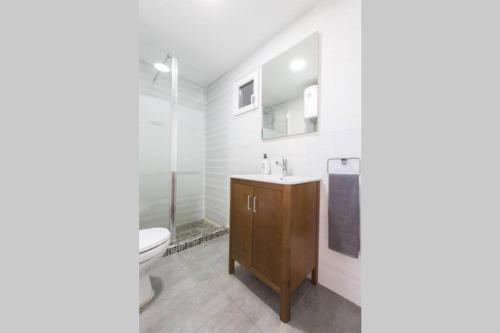 łazienka z umywalką i toaletą w obiekcie APARTAMENTO PRIMERA LINEA w mieście Mojácar