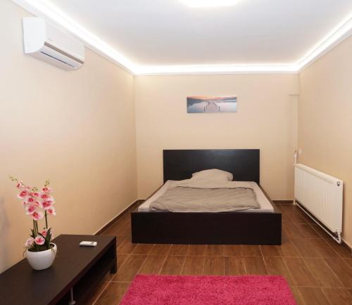 un dormitorio con una cama y una mesa en Toscana 2 Debrecen, en Debrecen