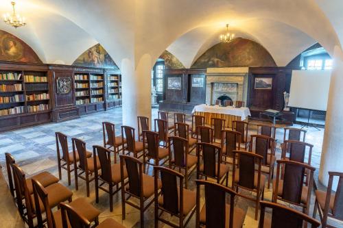 a room with a bunch of chairs in a library at Zamek Czocha in Leśna