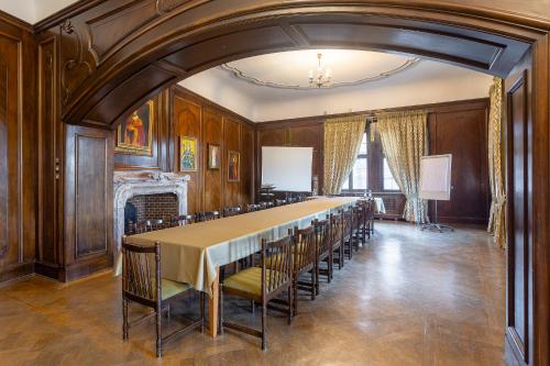 a conference room with a long table and chairs at Zamek Czocha in Leśna