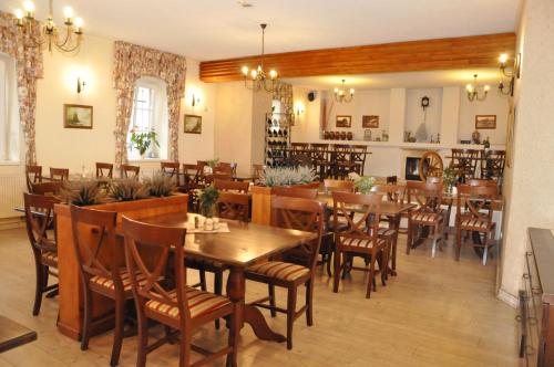 une salle à manger avec des tables et des chaises en bois dans l'établissement Penzión U Srnčíka, à Devin