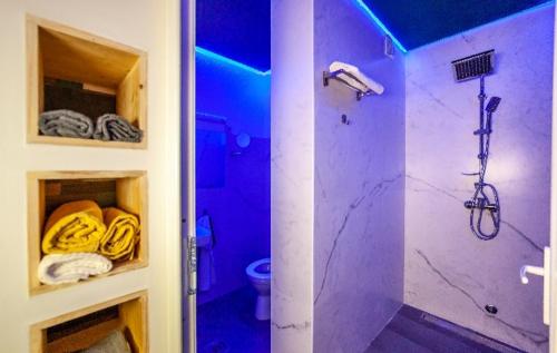 baño púrpura con ducha y aseo en Dr House, en Bitola