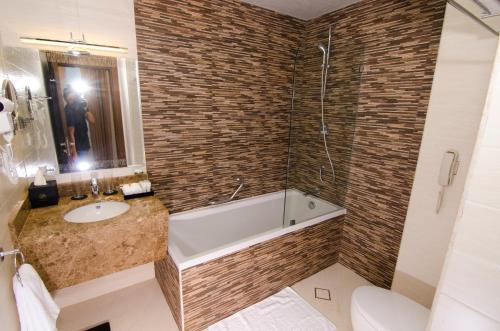 Ένα μπάνιο στο Al Murooj Grand Hotel