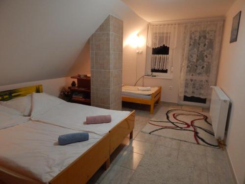 1 dormitorio con 2 camas en una habitación en Bükki Vendégház, en Balatonmáriafürdő