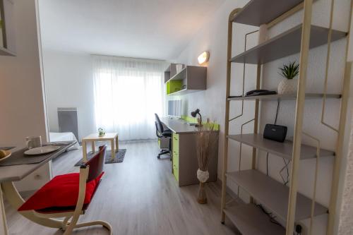 une chambre avec un bureau et une chambre avec un bureau gmaxwell gmaxwell dans l'établissement Sphinx Résidences - Les Germes de Blé, à Épron