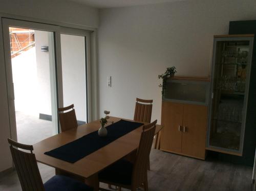 ein Esszimmer mit einem Tisch und einigen Stühlen in der Unterkunft Ferienwohnung 2, Wildes Wässerchen in Bad Hersfeld