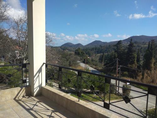 Elle comprend un balcon offrant une vue sur les montagnes. dans l'établissement Kimi apartments 1, à Toluca