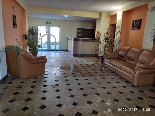 un vestíbulo con 2 sofás de cuero y un mostrador en Hotel Turist Beharca, en Beharca