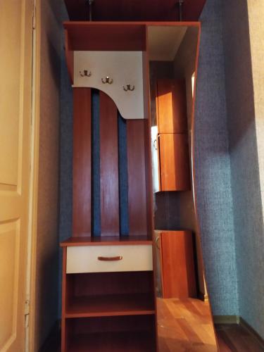 Zimmer mit einer Treppe und einem Schrank in der Unterkunft Прокофьева 24б Уютная посуточная квартира in Sumy