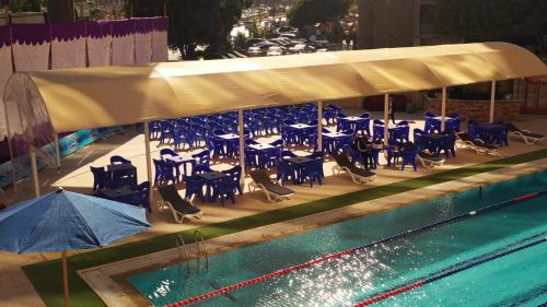 Бассейн в Jewel Al Nasr Hotel & Apartments или поблизости