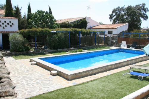 Bazén v ubytovaní Casa Rural Cortijo del Zoco Bajo alebo v jeho blízkosti