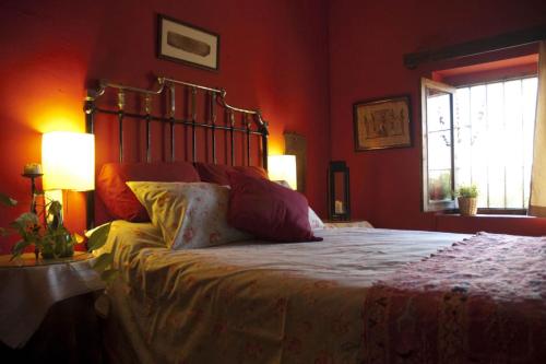 מיטה או מיטות בחדר ב-Casa Rural Cortijo del Zoco Bajo
