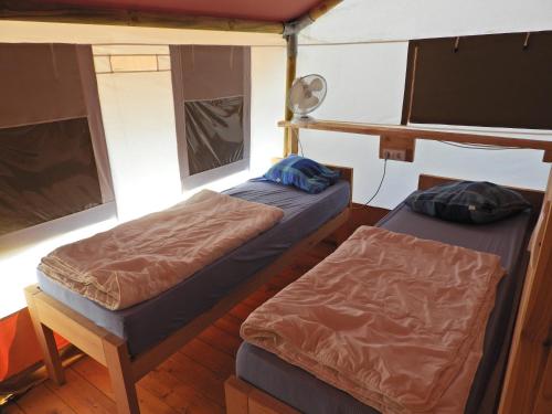 twee bedden in een kamer op een boot bij Drago Tours LODGE TENT, Valkanela in Vrsar