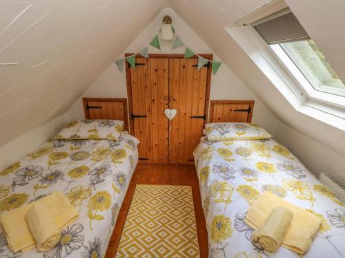 Postel nebo postele na pokoji v ubytování Snowdrop Cottage