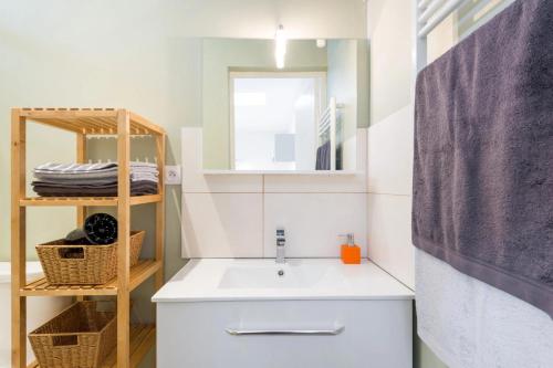 une salle de bain avec un lavabo et un miroir dans l'établissement DIFY Jaboulay - Jean Macé, à Lyon