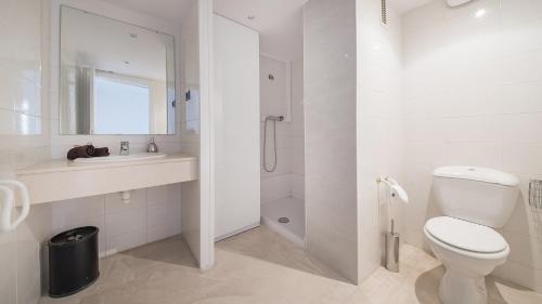 A bathroom at Apartment Unio, TarracoHomes