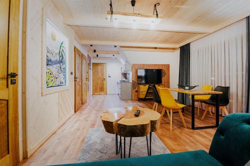 uma sala de estar com um sofá e uma mesa em Apartamenty Oliwia em Małe Ciche