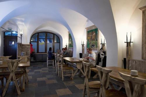 un groupe de personnes assises à table dans un restaurant dans l'établissement Hotel Ungar, à Svitavy