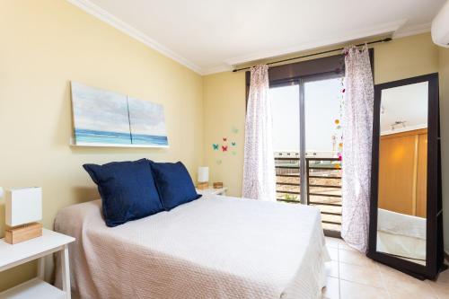 1 dormitorio con cama y vistas al océano en Home2Book La Tejita Beach, en Granadilla de Abona