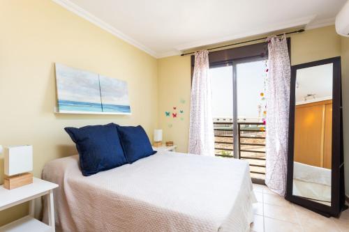 Un dormitorio con una cama y vista al mar. en Home2Book La Tejita Beach and Pool, en Granadilla de Abona