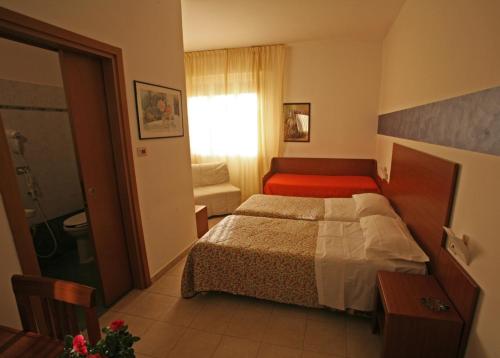 a small bedroom with a bed and a bathroom at Boni room and breakfast in Molinella