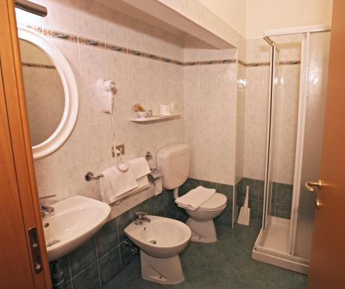 uma casa de banho com um lavatório, um WC e um chuveiro em Boni room and breakfast em Molinella