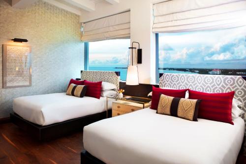 Katil atau katil-katil dalam bilik di Kimpton Seafire Resort + Spa by IHG