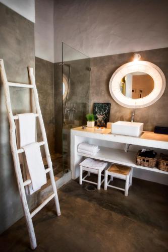 a bathroom with a ladder and a sink and a mirror at Casa dos Castelejos in Guerreiro