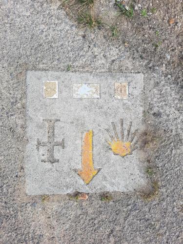 a sidewalk with a picture of a sign on the road at Posada Condado de la Mota in Mogro