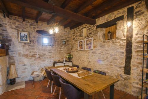 a dining room with a wooden table and chairs at Posada Condado de la Mota in Mogro
