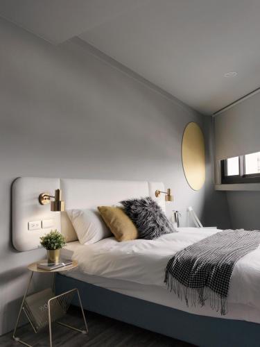 a bedroom with a large bed and a table at Mr.Mantter in Taichung