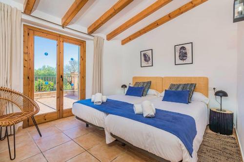 1 dormitorio con 2 camas y balcón en Villa Font Xica Petit, en Port de Pollença (Puerto Pollensa)
