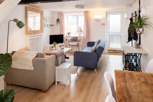 uma sala de estar com dois sofás e uma televisão em Nomi Homes - Topsham - Exeter - Exmouth Beach - Central - WIFI - BOOKDIRECT em Exeter