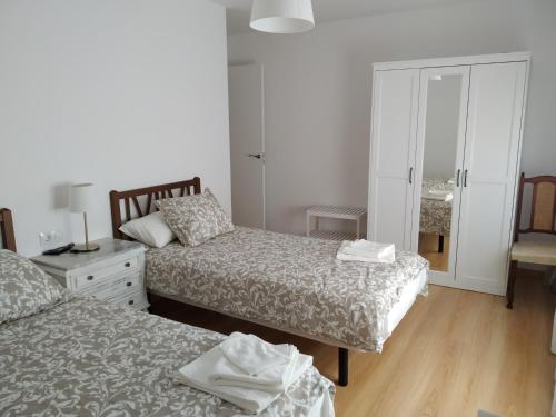 1 dormitorio con 2 camas y vestidor en Apartamento Cervantes, en Teruel
