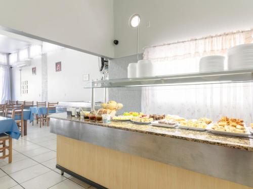 een buffet met veel verschillende soorten eten bij Teuthos Hotel in Teutônia