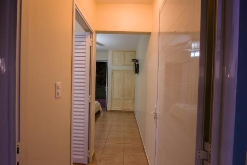 a hallway leading to a bathroom with a door at Hotel Alto da Boa Vista in Analândia