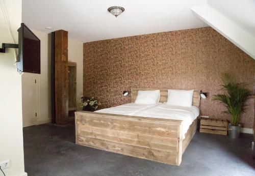 1 dormitorio con cama y pared en Puurderij B&B en meer..., en Nijeveen